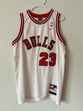 Nike Chicago Bulls Basketball Jersey - Size Large